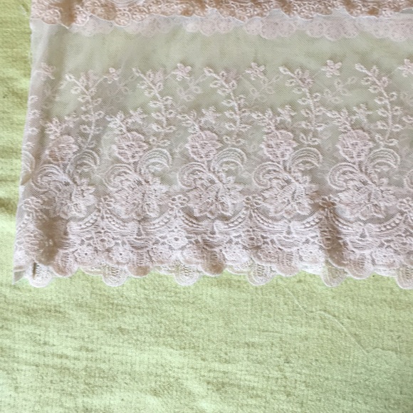 Gorgeous boutique lace top size medium - Picture 2 of 5